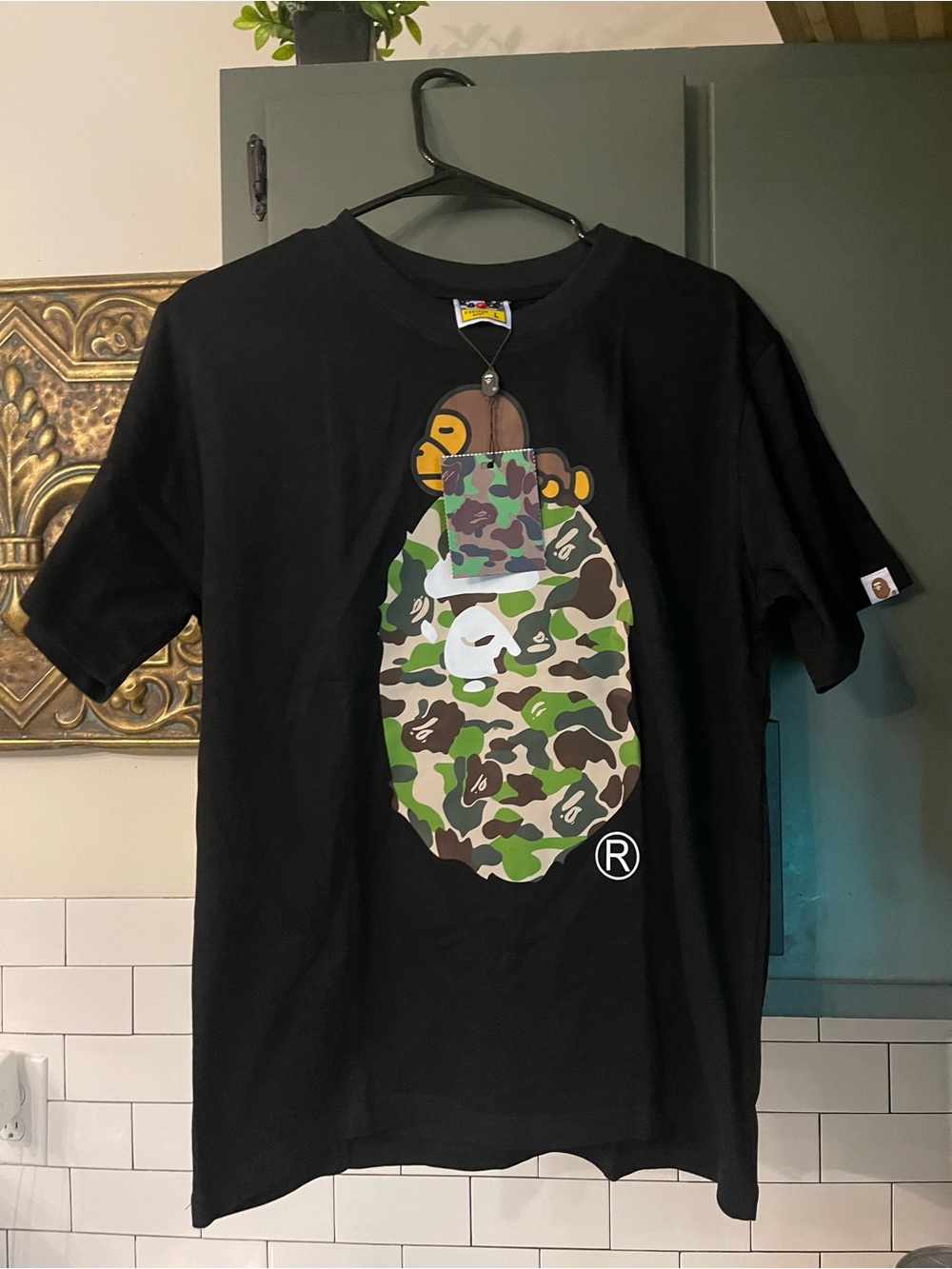 Mens Graphic Design Tee Size L.